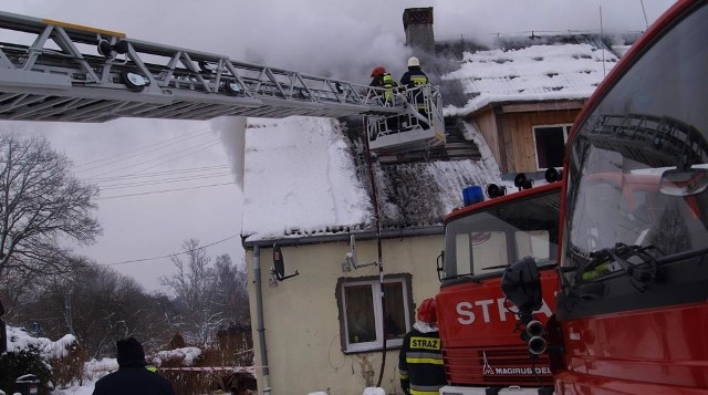 Pożar w Kłaninie gasi sześć jednostek strażackich, w tym trzy zawodowe z Koszalina oraz po jednej z Bobolic i  miejscowa ochotnicza.