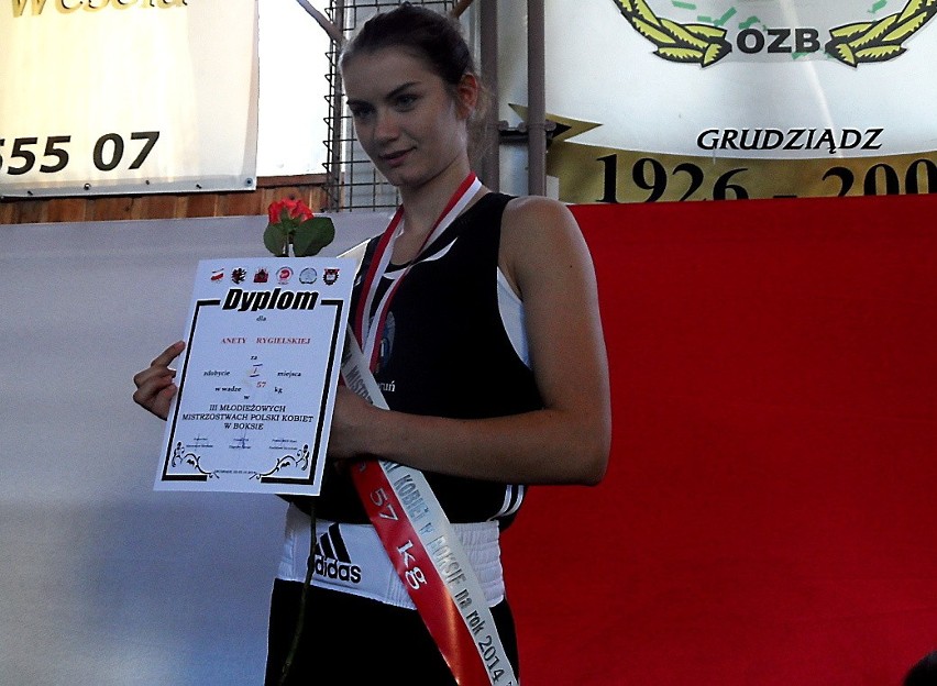 Aneta Rygielska (Pomorzanin Toruń) na podium, tuż po...