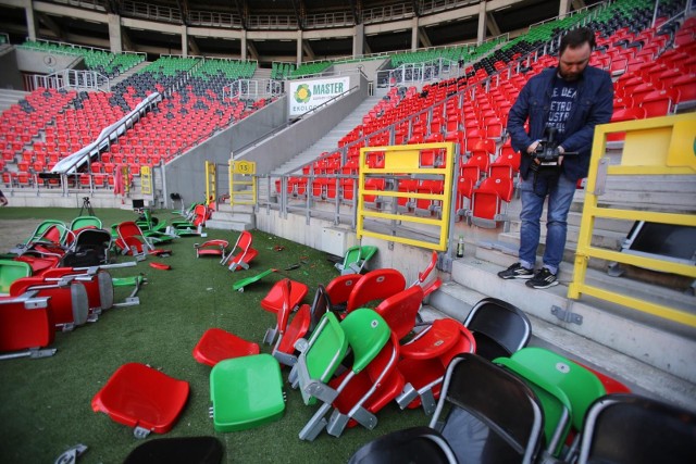 Prace na stadionie GKS Tychy po zadymie z Ruchem Chorzów. 05.04.2018 r.