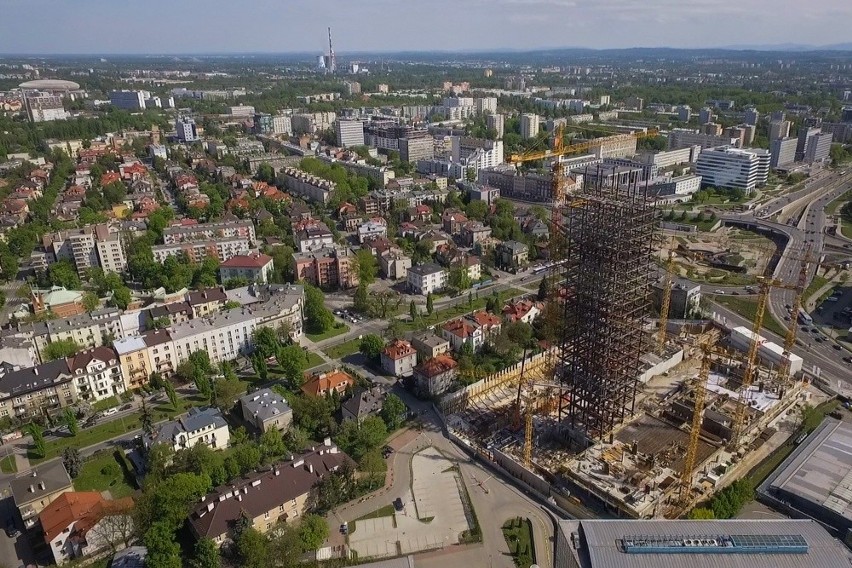 Kraków. Gigantyczny dźwig przy szkieletorze [ZDJĘCIA Z DRONA]