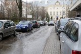 Lublin. Parkingowa wolna amerykanka. Mieszkańcy Wieniawy mają dość, chcą odzyskać chodniki dla pieszych