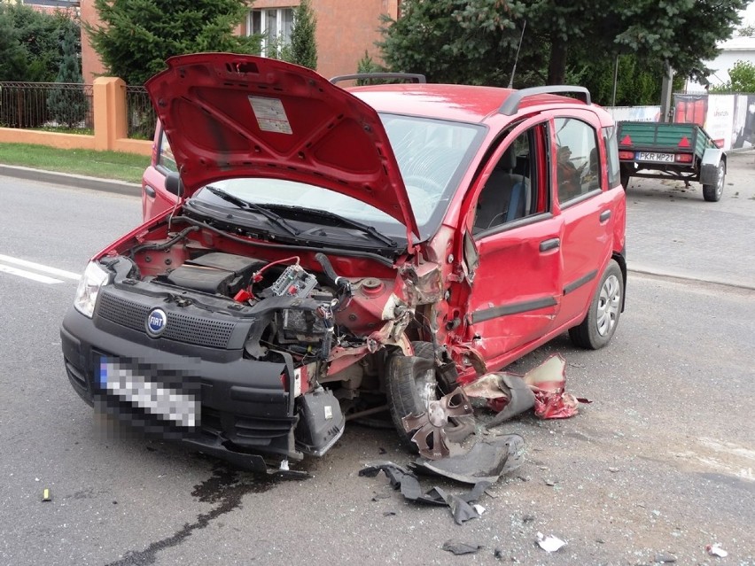 Wypadek w Jarocinie: Ciężarówka uderzyła w osobówkę