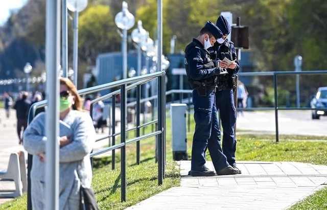 Nadal zamknięte pozostaną restauracje i kluby. Także stoki narciarskie, siłownie i kluby fitness.- Jedynym wyjściem jest rozszerzenie tych obostrzeń na całą Polskę - podkreślił minister zdrowia. - Martwi nas mobilność społeczeństwa - chciałem zaapelować do wszystkich pracodawców, aby w miarę możliwości przejść na pracę zdalną. Musimy wrócić do tego charakterystycznego okresu dla poprzedniej wiosny. Ograniczy to jeszcze bardziej transmisję wirusa.