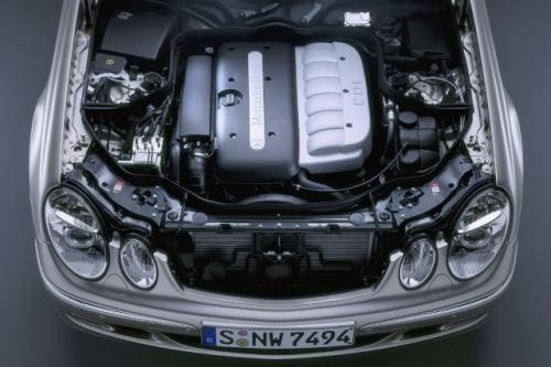 Fot. DaimlerChrysler: Mercedes E 320 CDI wyposażony w "Najlepszy silnik 2005 r." rozpędza się od 0 do 100 km/h w 7,7 s a jego prędkość maksymalna wynosi 240 km/h.