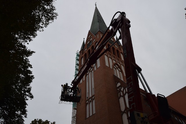 Ogień pojawił się za organami na chórze i objął wieżę – szczecineccy strażacy ćwiczyli akcję gaśniczą w kościele Mariackim. Kościół pw. Narodzenia Najświętszej Maryi Panny to najwyższa budowla w Szczecinku, szczyt wieży sięga 78 metrów. I choćby z tego powodu jej gaszenie jest dużym wyzwaniem dla strażaków. Aby przećwiczyć różne warianty i poznać obiekt strażacy odbyli właśnie próbny pożar w kościele Mariackim. Scenariusz ćwiczeń zakładał, że zarzewie ognia pojawiło się za organami i stąd pożar rozprzestrzenił się na wieżę. Wnętrze świątyni wypełniło się dymem, co dodatkowo utrudniało akcję. A ta nie była łatwa, bo podnośnik strażacki sięga 30 metrów, a więc nawet nie do połowy wysokości wieży. Węże strażackie rozwinięto więc na klatce schodowej i wewnątrz wieży. Ogień udało się zlokalizować i ugasić. Strażacy ze Szczecinka podkreślają, że dzięki ćwiczeniom zdobywają bezcenną wiedzę o postępowaniu w razie zagrożeń w różnych sytuacjach i różnych budynkach. 