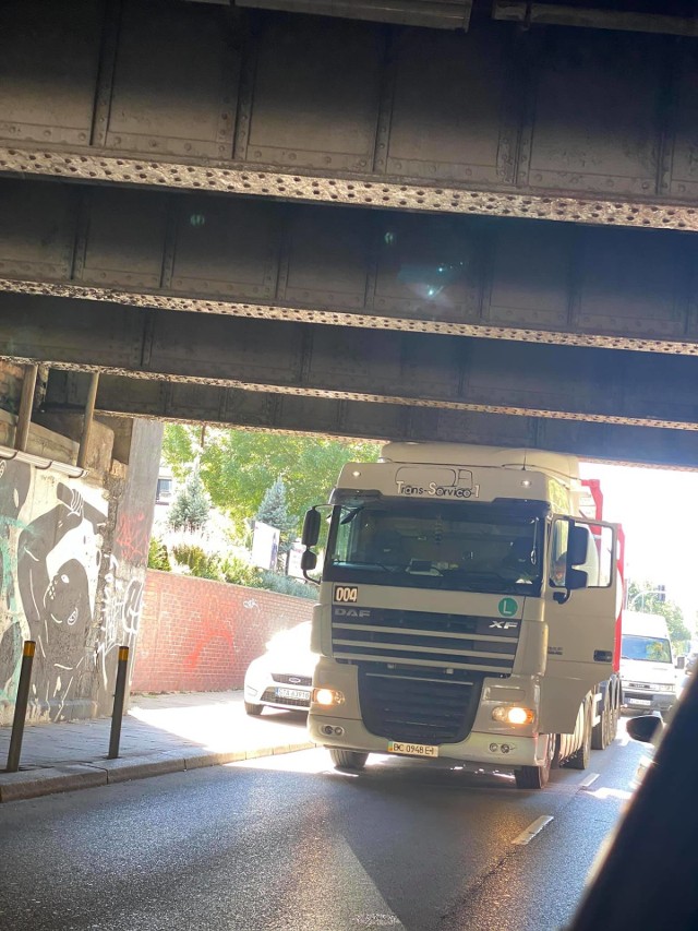 Katowice: ciężarówka utknęła pod wiaduktem przy ulicy Damrota