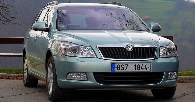 Skoda octavia to najchętniej kupowane auto w polskich salonach. Pozycję lidera auto czeskiego koncernu zawdzięcza między innymi wprowadzeniu nowej generacji tego modelu.