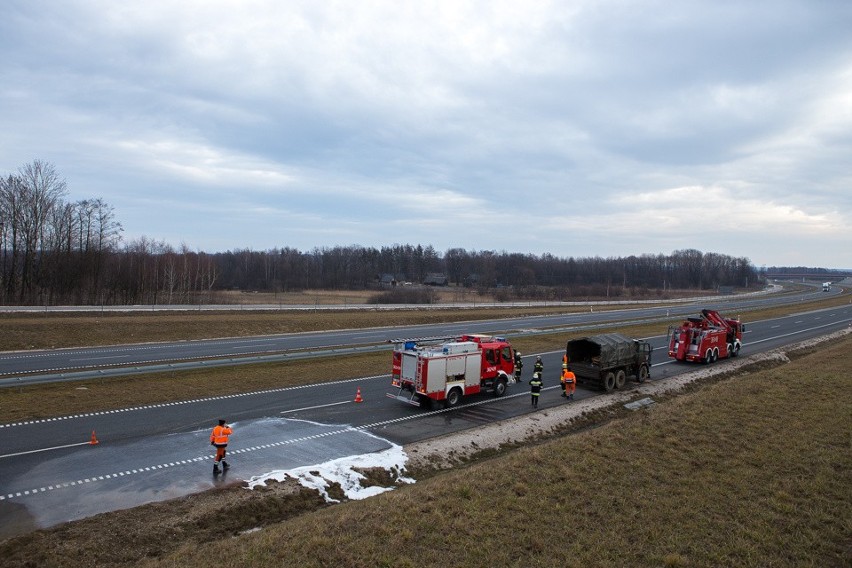 Tarnów. Wojskowa ciężarówka przewróciła się na autostradzie A4 [ZDJĘCIA]