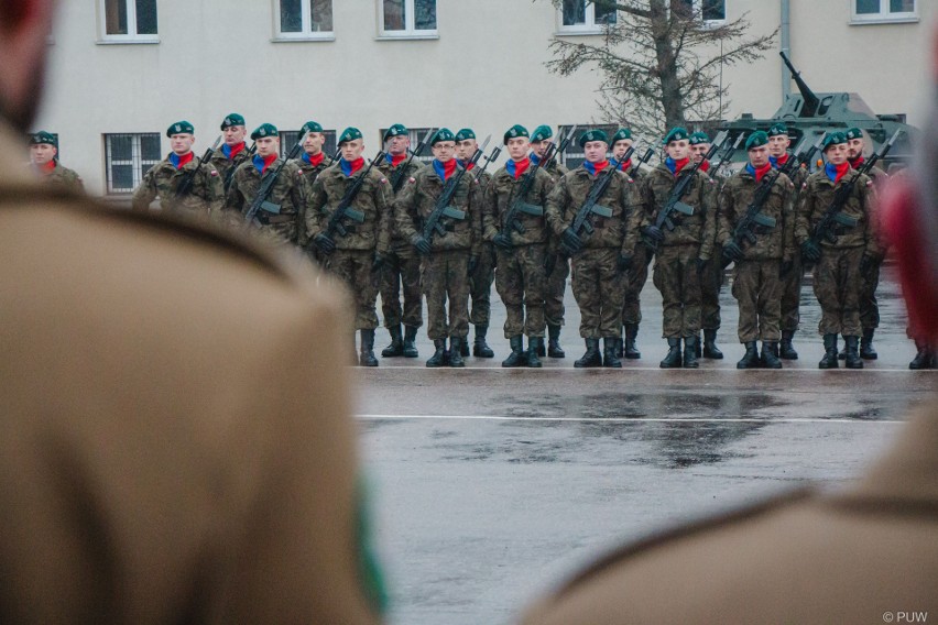 Przysięga żołnierzy dobrowolnej zasadniczej służby wojskowej w Białymstoku. 24 ochotników złożyło ślubowanie