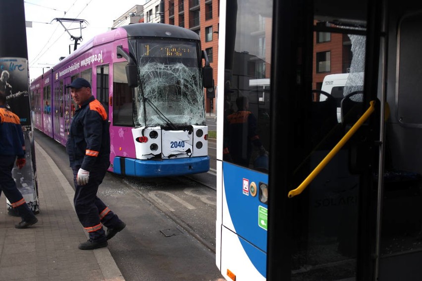 Kraków. Wypadek - zderzenie tramwaju z autobusem na ulicy Pawiej [ZDJĘCIA, WIDEO]