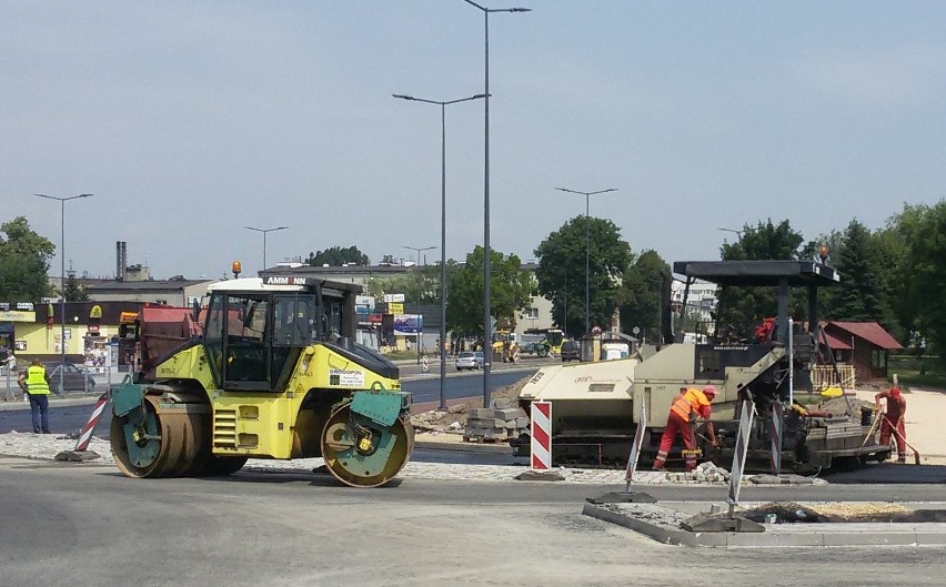 Sosnowiec: trwa asfaltowanie nowego ronda w Zagórzu [ZDJĘCIA]