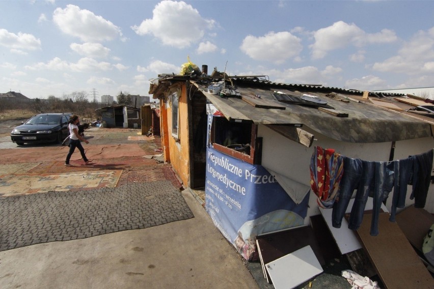 Obrońca mieszkańców koczowiska: Z budżetu miasta należy sfinansować prace dla Romów