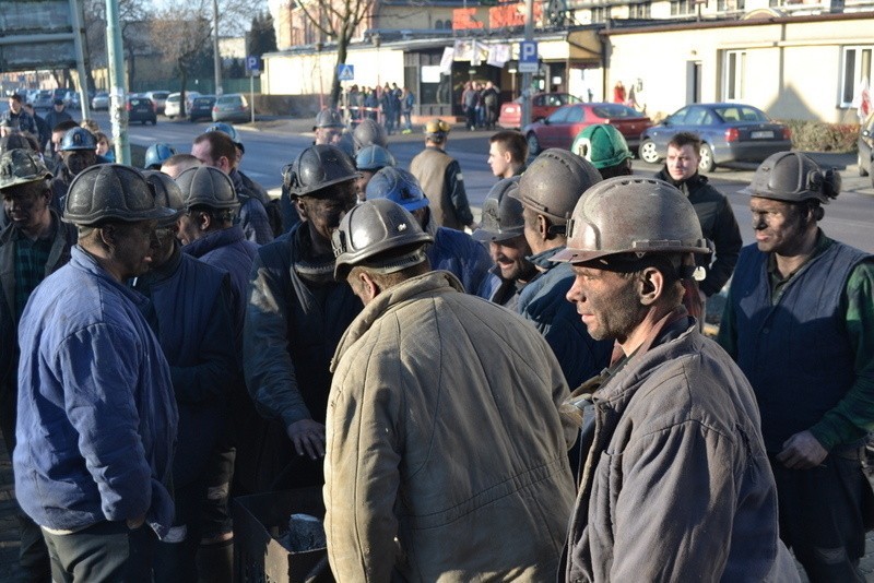 Strajk w Zabrzu - pikieta górników pod kopalnią Makoszowy