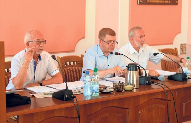 Tadeusz Słowik (nz. z lewej) krytykował burmistrza m.in. za to, że według niego w internecie podburza mieszkańców przeciw radnym
