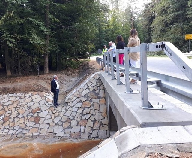 Zakończono przebudowę mostu w ciągu drogi powiatowej nad rzeką Oleśnicą. Koszt robót to ponad 400 tysięcy złotych.