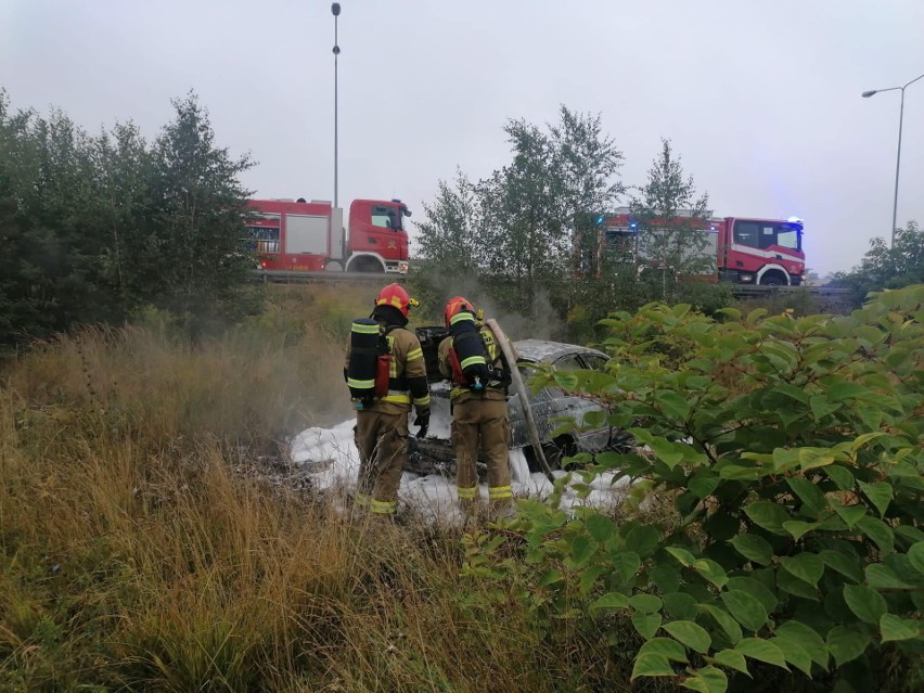Tragedia w Łaziskach Górnych na DK 81. Kierowca samochodu osobowego spłonął zakleszczony w aucie