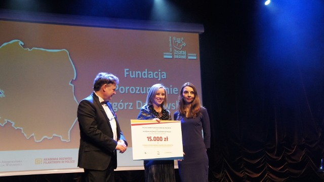 Moment uhonorowania pracowników Fundacji. Symboliczny czek odebrała Bożena Skoczeń