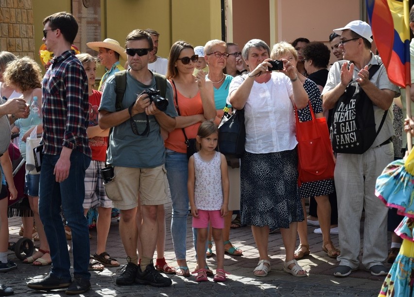 Gorlice. Festiwal Świat pod Kyczerą. Przez miejski deptak przeszedł barwny korowód artystów z różnych stron świata