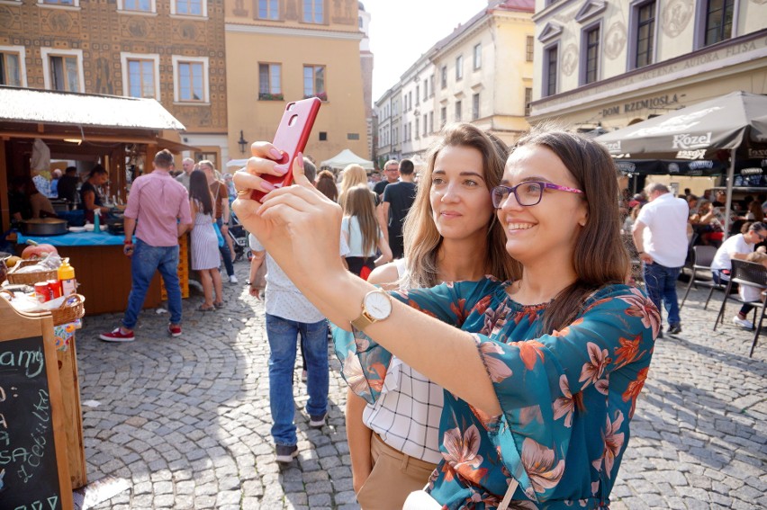 Tłoczno w centrum Lublina. W weekend jednym z przystanków był Festiwal Smaku. Zobacz zdjęcia