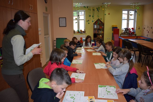 W oddziale dziecięcym Biblioteki Publicznej w Miastku odbyły się spotkania z Dagmarą Czapiewską - Żółtowłos  z Nadleśnictwa Miastko. Pod hasłem „Dbamy o nasze lasy”.