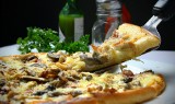 Dzień pizzy obchodzimy 9 lutego. Jak zrobić dobrą pizzę (PRZEPISY)