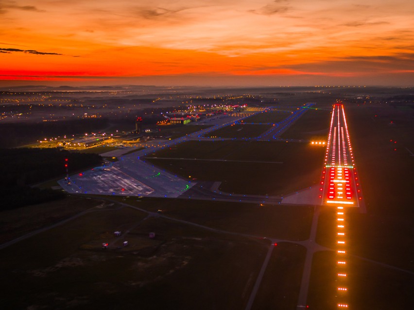 Droga startowa na lotnisku Pyrzowice ma właśnie 3 lata. Otwarto ją 28 maja 2015. Oto zdjęcia Katowice Airport z góry