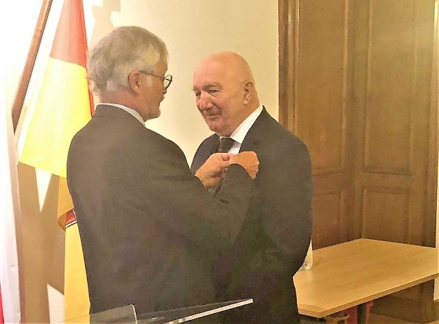 Odznaczenie wręczył Henrykowi Krollowi w imieniu prezydenta Niemiec Hans Jörg Neumann, konsul generalny Niemiec we Wrocławiu.