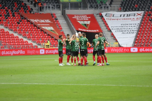 Po wygranej z Wisłą Kraków GKS Tychy zdemolował Sandecję Nowy Sącz na stadionie w Niepołomicach.