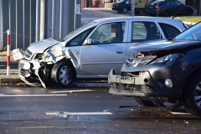 Wypadek przy ulicy Sienkiewicza. Kolizja toyoty i opla