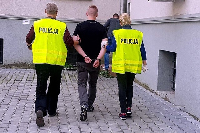 Policjanci już w kilka godzin po zdarzeniu namierzyli i zatrzymali mężczyznę, który napadł ekspedientkę w jednym ze sklepów spożywczych w Zielonej Górze. Napastnik odepchnął kobietę tak, że ta upadła, a następnie zabrał całodniowy utarg i uciekł.W piątkową noc, 1 września,   do dyżurnego zielonogórskiej zadzwoniła pracownica Żabki, informując o napadzie na jej koleżankę. Z jej relacji wynikało, że tuż przed zamknięciem sklepu wszedł do środka młody mężczyzna w kapturze na głowie, który po chwili rozglądania się zaatakował ją i popchnął. Kobieta upadła i uderzyła głową o posadzkę. Zdążyła jednak zauważyć, iż sprawca miał w ręku jakiś przedmiot. Okazało się później, że był to nóż. Oszołomiona nie była w stanie zareagować, natomiast mężczyzna zabrał cały utarg z kasetki i uciekł w nieznanym kierunku. Gdy kobieta doszła do siebie powiadomiła policję.Zielonogórscy policjanci już po kilku godzinach wpadli na trop przestępcy. Mundurowi ustalili miejsce pobytu mężczyzny i pojechali go zatrzymać. Funkcjonariuszom towarzyszył kolega z Krosna Odrzańskiego, który pełnił służbę w Zielonej Górze w ramach zabezpieczenia Winobrania. Zatrzymanym okazał się 19-latek, bez stałego miejsca zamieszkania. Mężczyzna usłyszał zarzut rozboju z użyciem niebezpiecznego narzędzia, za co grożą mu co najmniej 3 lata pozbawienia wolności. Policjanci zwrócili się do prokuratora prokuratury rejonowej w Zielonej Górze aby skierował wniosek do sądu o tymczasowe aresztowanie mężczyzny. Podejrzany został tymczasowo aresztowany na trzy miesiące. Przeczytaj też:   20-latek uciekał kradzionym audi. Pędził 150 km/h w terenie zabudowanym. Auto rozbił [ZDJĘCIA]