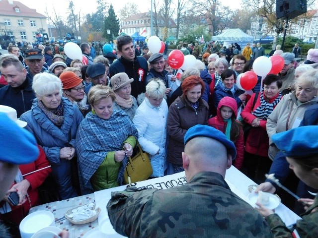 W sobotnie popołudnie podczas pikniku wojskowego "Służymy Niepodległej" w Koszalinie wspólnie odśpiewano "Marsz pierwszej brygady". Podczas uroczystości wypuszczono symbolicznie w niebo sto gołębi oraz podzielono się tortem z okazji 100-lecia odzyskania przez Polskę niepodległości.