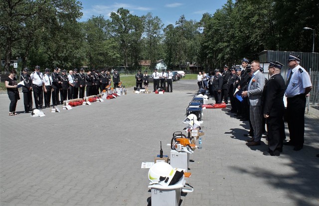 - Sukcesywnie doposażamy ochotnicze straże pożarne w nowoczesny sprzęt - podkreśla Piotr Całbecki, marszałek województwa kujawsko-pomorskiego.Wczoraj w Przyjezierzu odbyła się uroczystość, podczas której strażacy ochotnicy z dwudziestu pięciu jednostek OSP z powiatów mogileńskiego i inowrocławskiego otrzymali sprzęt niezbędny podczas akcji ratowniczych. Został on zakupiony dzięki środkom pochodzącym z Regionalnego Programu Operacyjnego. A oto jednostki OSP, które zostały doposażone: z powiatu inowrocławskiego - Dąbrowa Biskupia, Przybysław, Stanomin, Radojewice, Wonorze, Trląg, Kołodziejewo, Murzynko, Gniewkowo, Gąski, Wróble, Rusinowo, Kruszwica, Chełmce, Jaksice, Jacewo, Piotrowice, Gnojno, Złotniki Kujawskie, Witowice, z powiatu mogileńskiego - Jeziora Wielkie, Wójcin, Parlin, Strzelno, Ostrowo i Gębice. Strażacy otrzymali m.in.: specjalistyczne ubrania, hełmy, pompy pływające, pompy szlamowe, pompy zanurzeniowe, pilarki do drewna, piły do betonu, piły ratownicze, agregaty prądotwórcze, aparaty ODO z czujnikiem, parawany, kamery, radiotelefony, drabiny i motopompy.  - Rolą samorządu województwa jak również samorządów, które na co dzień współpracują ze strażakami, jest pomagać tym, którzy w sposób bezinteresowny służą potrzebującym, oferując swój czas, a często narażając zdrowie i życie - dodaje marszałek Całbecki.Podczas uroczystości w Przyjezierzu dokumenty potwierdzające przyznanie sprzętu wręczał poszczególnym jednostkom wicemarszałek Dariusz Kurzawa. Zapewniał strażaków ochotników, że Urząd Marszałkowski z pewnością pozyska jeszcze środki na kolejne takie zakupy. Życzył członkom OSP, aby nowy sprzęt wykorzystywali jedynie podczas ćwiczeń. - Dziękuję Zarządowi Województwa za to, że w RPO znalazł się zapis o doposażeniu naszych OSP. Niech ten sprzęt służy strażakom długie lata - mówił Bartosz Nowacki, starosta mogileński. Przy okazji warto przypomnieć, że dotychczas  na rzecz jednostek Państwowej Straży Pożarnej i Ochotniczych Straży Pożarnych Urząd Marszałkowski ze środków Regionalnego Programu Operacyjnego przeznaczył prawie 44 miliony złotych.Realizowanym obecnie programem doposażenia ochotniczych straży pożarnych objętych zostało 429 jednostek z terenu naszego województwa. Otrzymają one 1222 sztuki sprzętu niezbędnego podczas akcji ratowania życia i mienia. Jego koszt to blisko 3 miliony złotych.