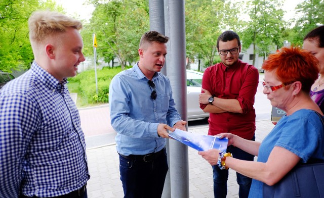 W poniedziałek Sebastian Golus i Hubert Topoliński z zarządu "Aeropact" (organizatora festiwalu "Aerofestival") i Krystian Lurka (w imieniu "Głosu") przekazali 40 zaproszeń Marii Witak, prezes fundacji