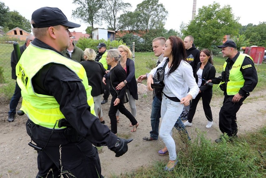 Szczecin: Śmiertelnie postrzelony 22-latek. Wizja lokalna wśród dymu petard i krzyków 