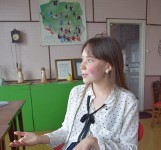 Wolontariuszka z Rosji języka polskiego uczy się z książeczek dla najmłodszych