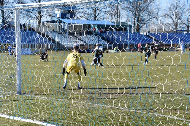 Na stadionie OSiR przy ul. Olimpijskiej w Gorzowie grają dziś III-ligowa Warta i IV-ligowy Stilon. Docelowo obiekt miałby posiadać 10 tys. miejsc dla kibiców.