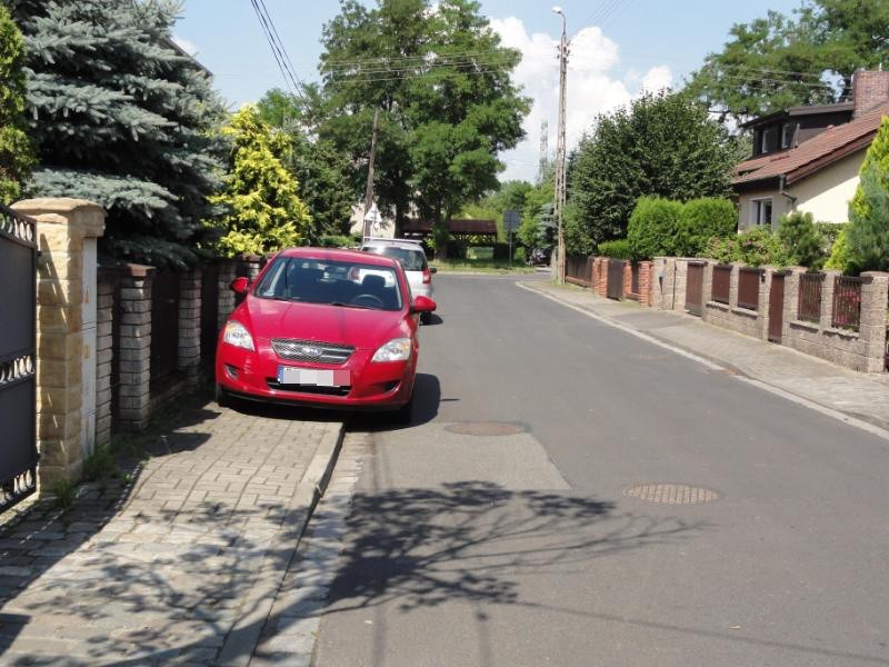 Koniec z parkowaniem na chodnikach? Rada osiedla chce zmienić nawyki kierowców