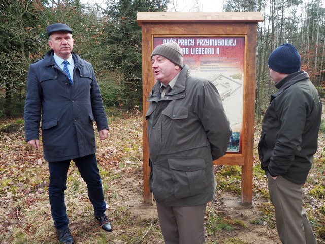 Odsłonięte tablice pamiątkowe upamiętniają mroczny fragment historii hitlerowskiej Rzeszy. Na terenie gminy Lubrza działały dwa obozy pracy przymusowej