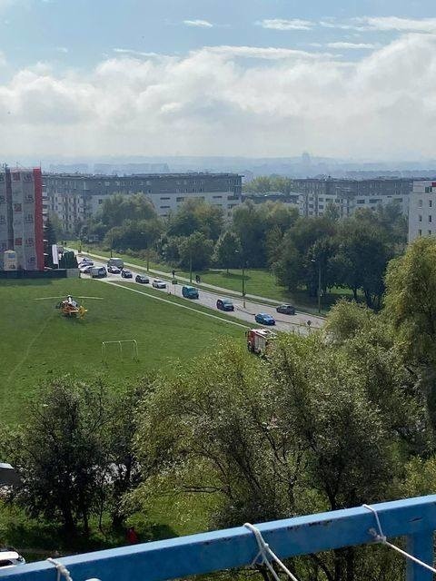 Kraków. Dwuletnie bliźniaczki wypadły z okna na 5. piętrze. Znamy przebieg tragedii i szczegóły dotyczące zdrowia dziewczynek