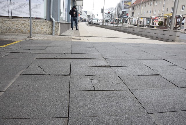 Połamane, ruszające się chodniki. Tak wygląda okolice galerii handlowej. Parę miesięcy temu zakończono remont ulicy Bohaterów Westerplatte.