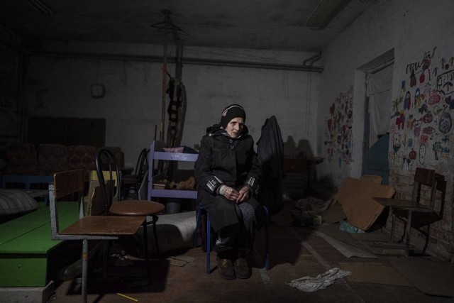 Valentina Saroyan w piwnicy szkoły w Yahidne koło Czernihowa opowiada dziennikarzom o dramacie przetrzymywanych w niewoli rosyjskiej Ukraińców