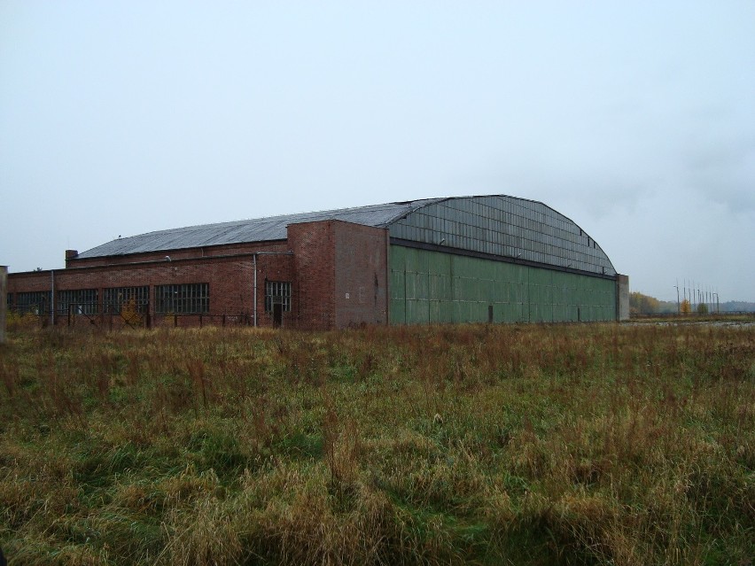 Poniemiecki hangar, w którym stacjonowały samoloty...