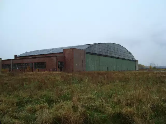 Poniemiecki hangar, w którym stacjonowały samoloty hitlerowskiej Luftwaffe. Stan obecny.