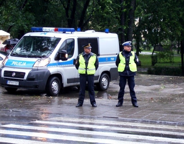 Wspólny patrol radomskiej "drogówki&#8221; i straży miejskiej na ulicy 25 Czerwca w Radomiu ukarał kierowcę BMW mandatem w wysokości 350 złotych i 8 punktami  karnymi.