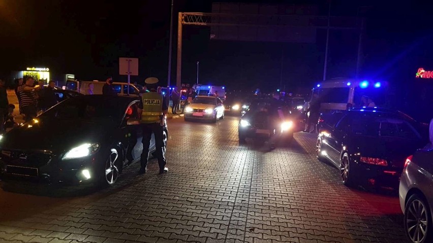 Na parkingu centrum handlowego w podpoznańskim Swadzimiu...