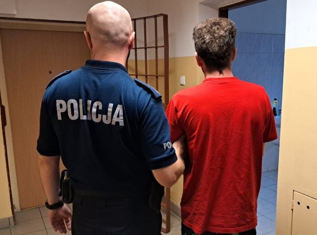 Policjanci zatrzymali 28-latka, który nie dość, że posiadał przy sobie narkotyki, to był poszukiwany.