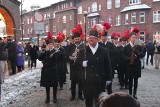 Tradycji stało się zadość. Górnicza orkiestra dęta w Barbórkę zagrała o poranku na Nikiszowcu. Zobaczcie zdjęcia!