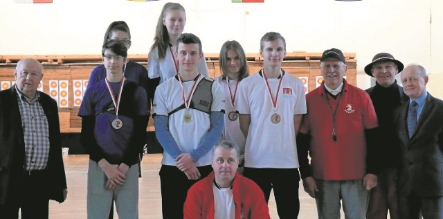 W górnym rzędzie Julia Polak i Wiktoria Cheromińska, w środkowym Wiktor Pyk, Dawid Kulig, Jakub Matanina, Aleksandra Biskup, Szymon Marzec, Leszek Mozer, Krzysztof Karoń, Ryszard Barwinek.