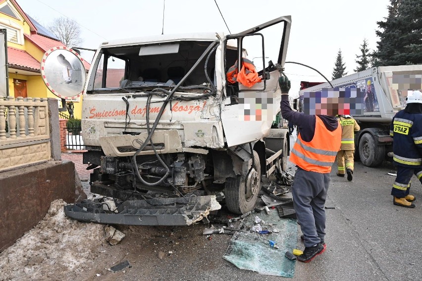 Zderzenie dwóch ciężarówek na trasie Łagów - Nowa Słupia. Są ranni, jedna osoba w stanie ciężkim. Utrudnienia w ruchu