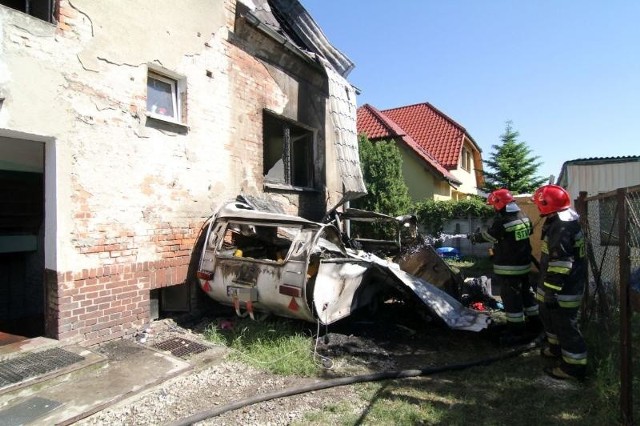 Pożar na Strachocinie. Przy ul. Zagrodniczej zapaliła się przyczepa kempingowa i dom